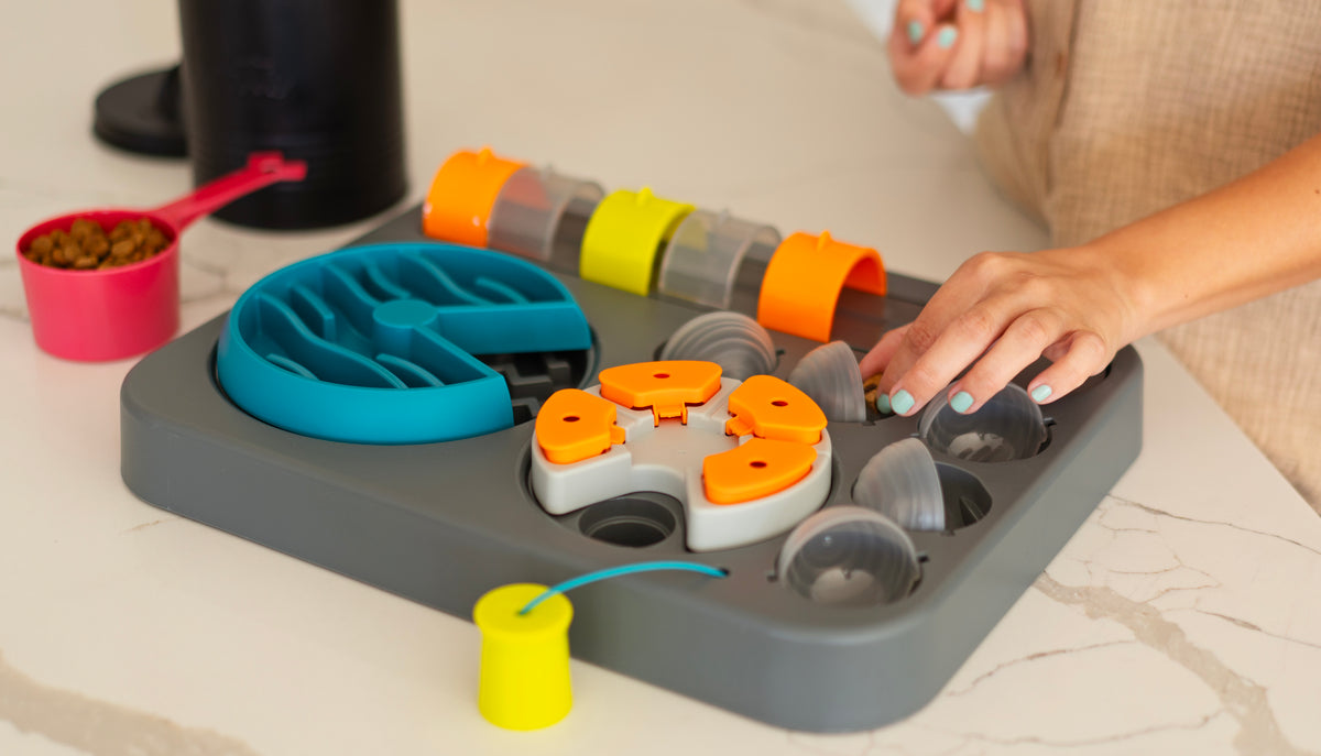 Messy Mutts Flip'n Slide Puzzler, Large, 16.5" x 13", Grey