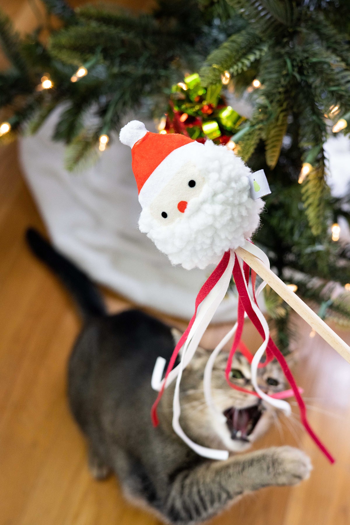 Pearhead Santa Teaser Cat Toy