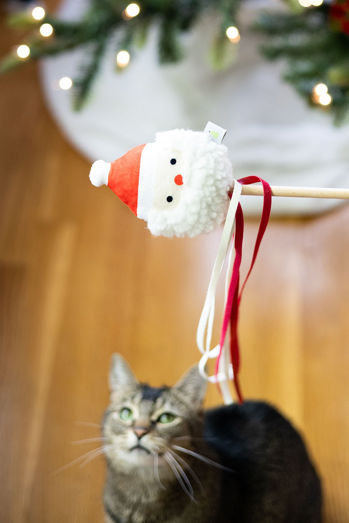 Pearhead Santa Teaser Cat Toy